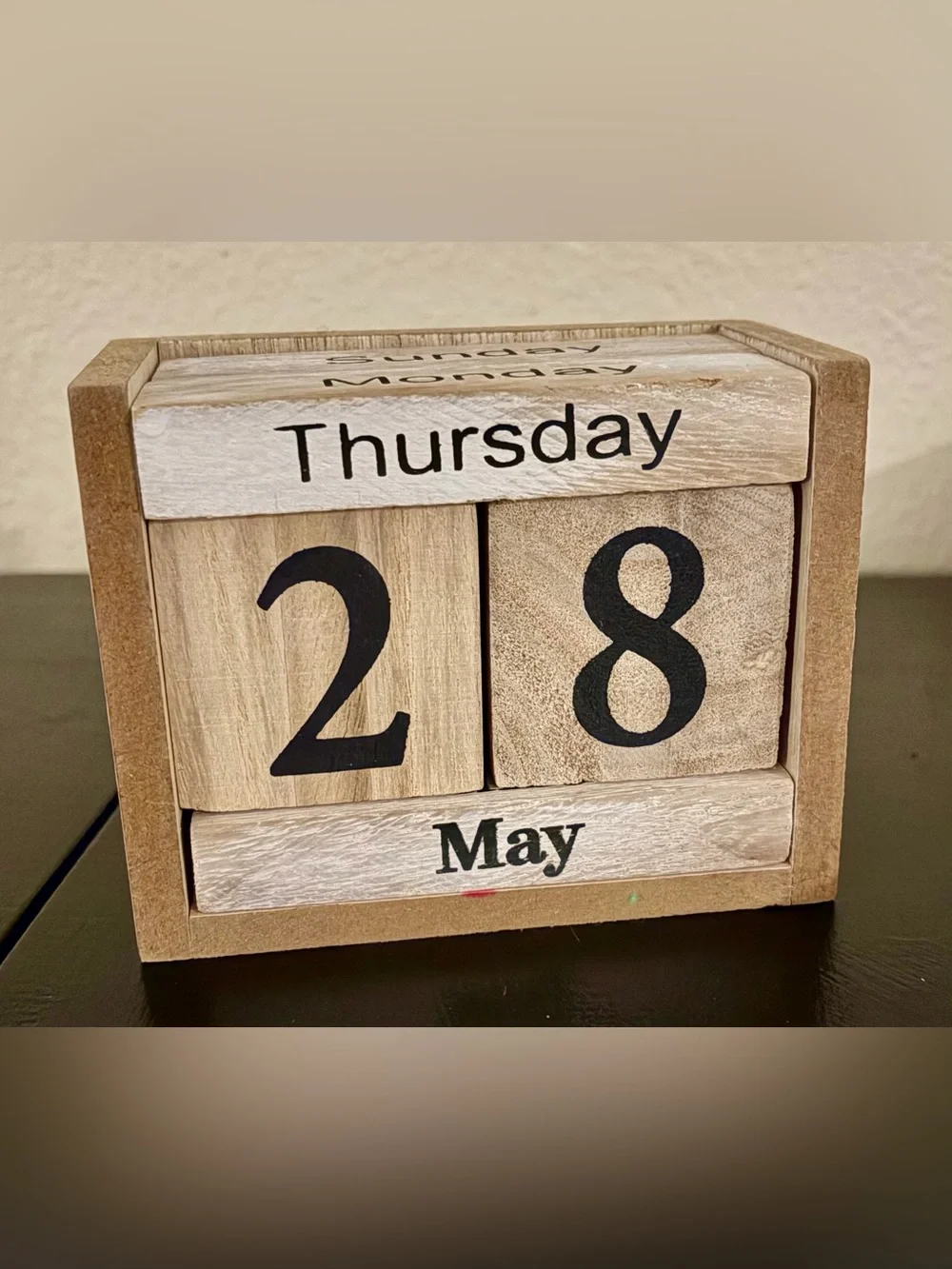 Wooden block desk calendar